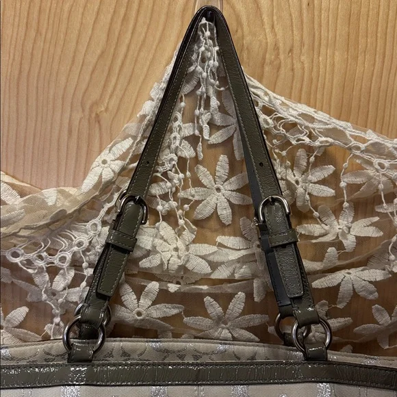 EUC COACH purse. Flawless inside and out. Straps adjustable on both sides. Badge - Picture 15 of 16